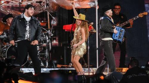 shakira grupo frontera estadio gnp.jpg