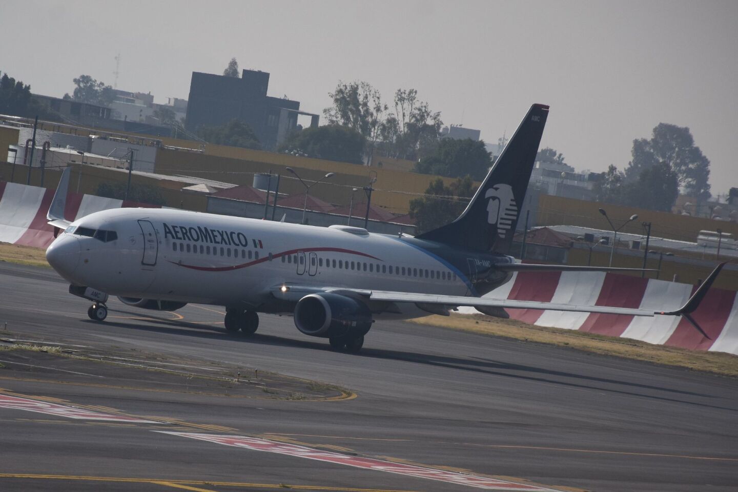 Un avión de Aeromexico se dispone a despegar del AICM.