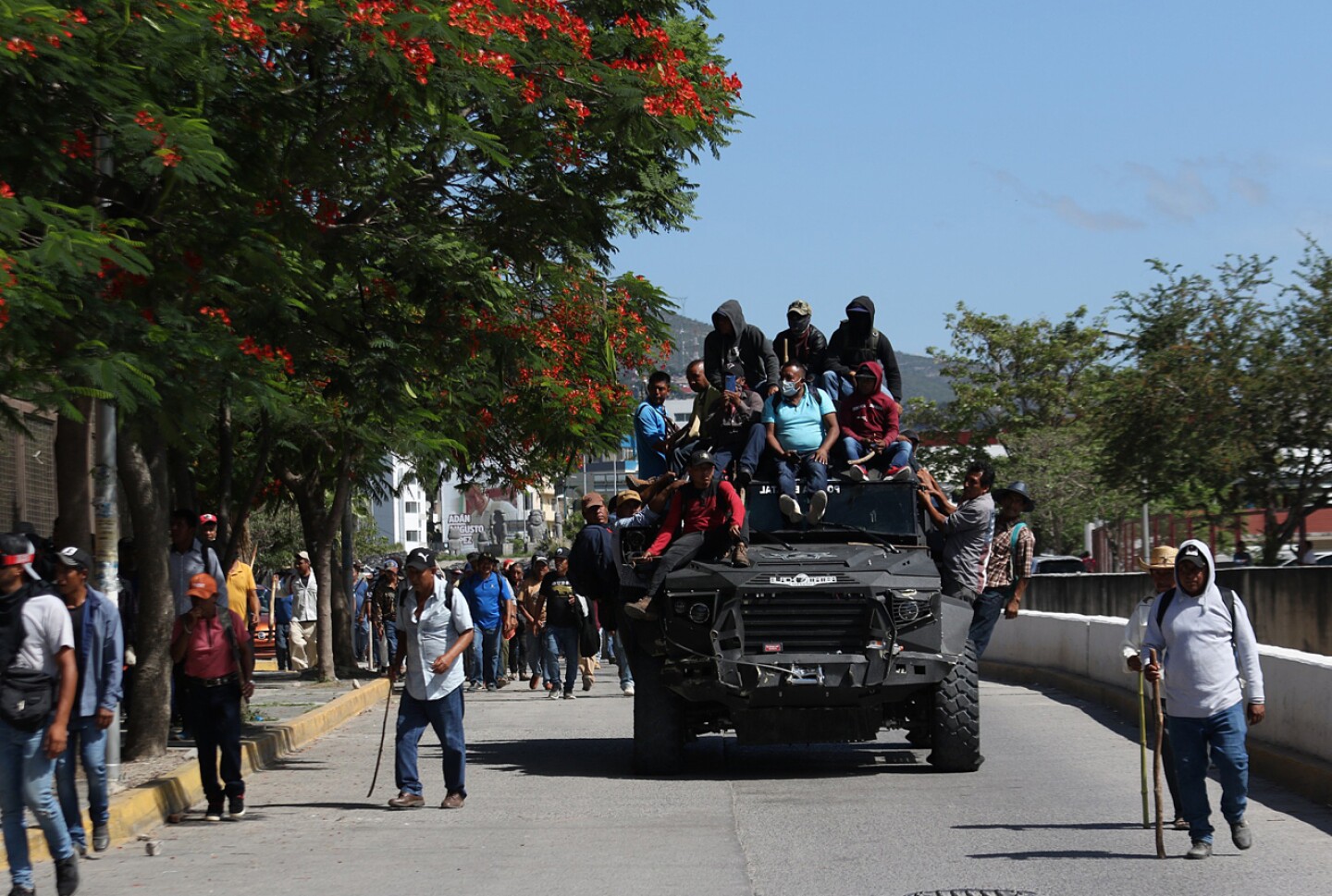 El sur de México vive segundo día de caos por bloqueos carreteros y protestas en Guerrero