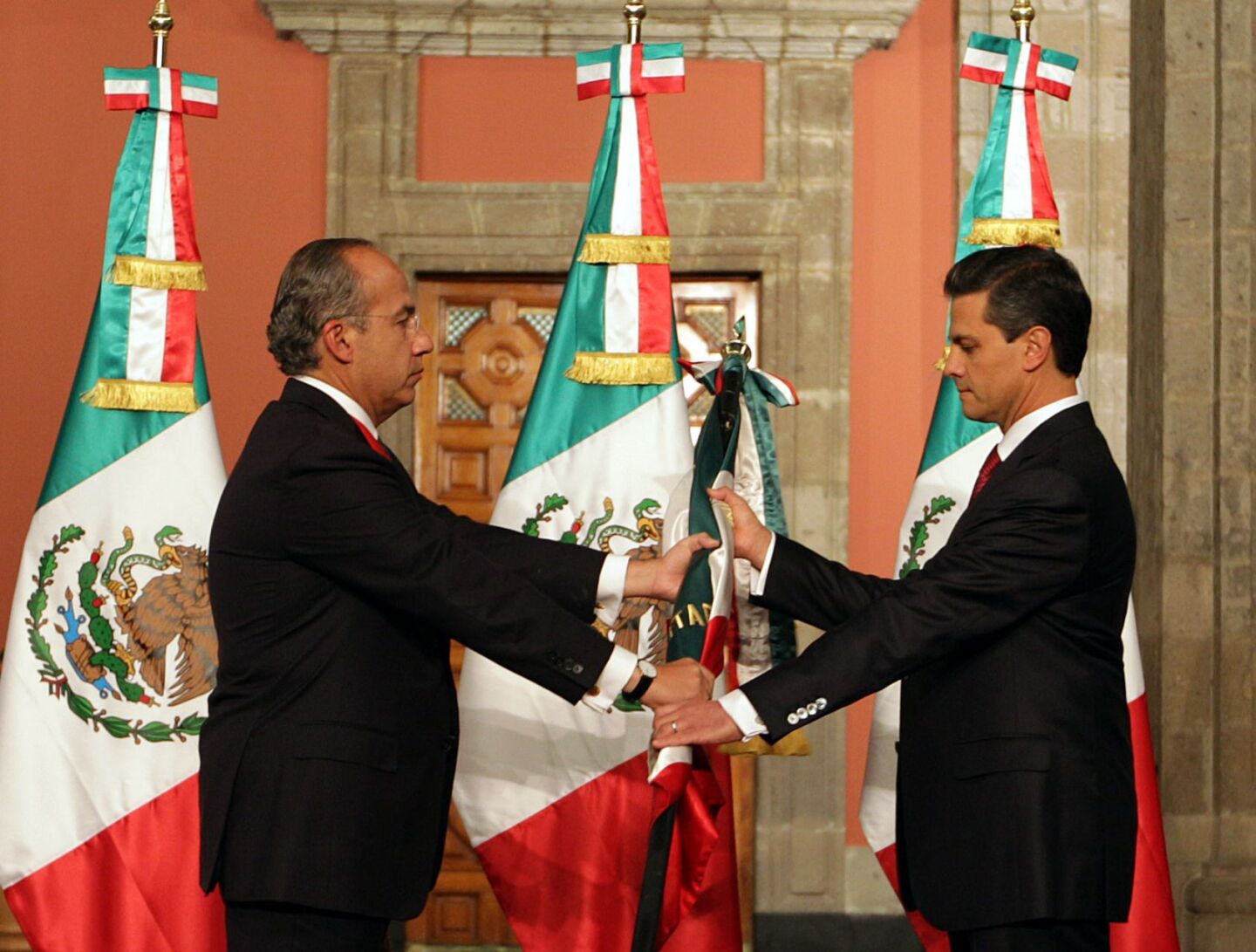 MÉXICO, D.F., 01DICIEMBRE2012.- Felipe Calderón, Presidente de México, le entregó el mando a Enrique Peña Nieto, Presidente electo de México, en el Palacio Nacional. FOTO: EPN PRENSA /CUARTOSCURO.COM