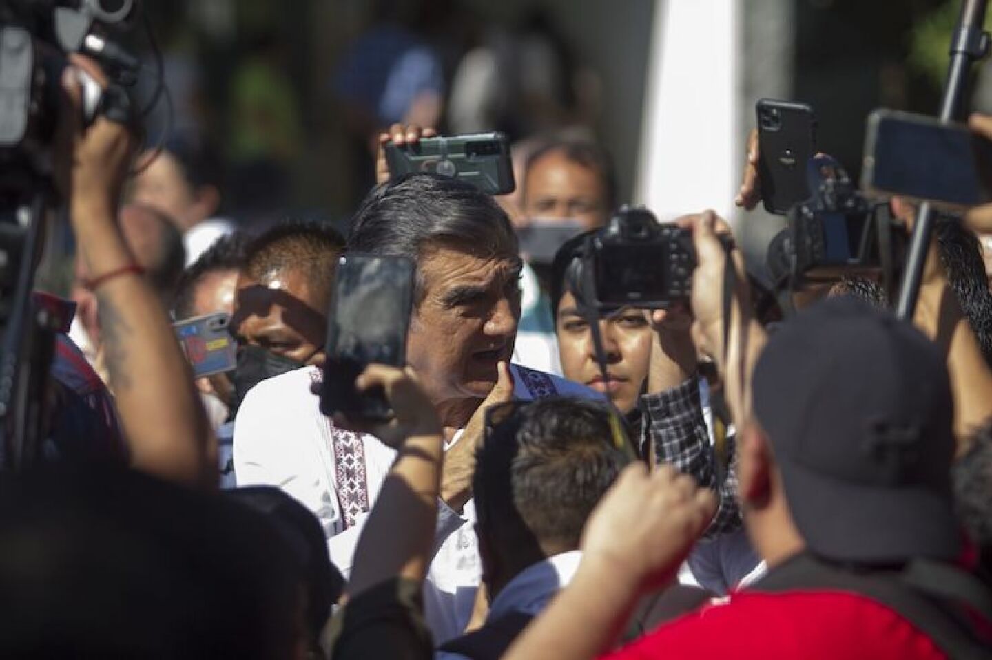 CIUDAD VICTORIA, TAMAULIPAS, 05JUNIO2022.- El candidato morenista a la gubernatura por Tamaulipas; Américo Villarreal, acude a la UPN de ciudad Victoria, a emitir su voto durante la jornada electoral en el estado. FOTO: GABRIELA PÉREZ MONTIEL / CUARTOSCURO.COM