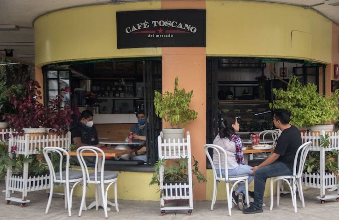 Lucen semi vacíos restaurantes de la Colonia Condesa, en la alcaldía de Cuauhtémoc. Muchas personas prefieren aún pedir comida para llevar que acudir a comer en estos restaurantes.