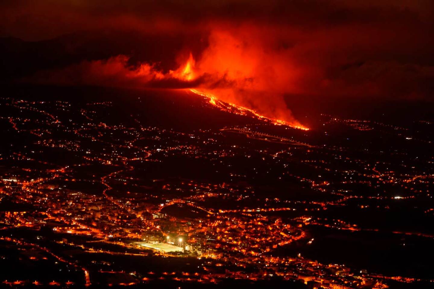 Las coladas del volcán de La Palma avanzan a 700 metros por hora y 1.075 ºC