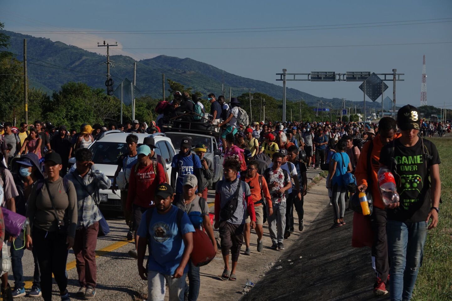 La Caravana Migrante continúa su trayecto hacia Chahuites, Oaxaca, tras más de cinco horas estacionados.