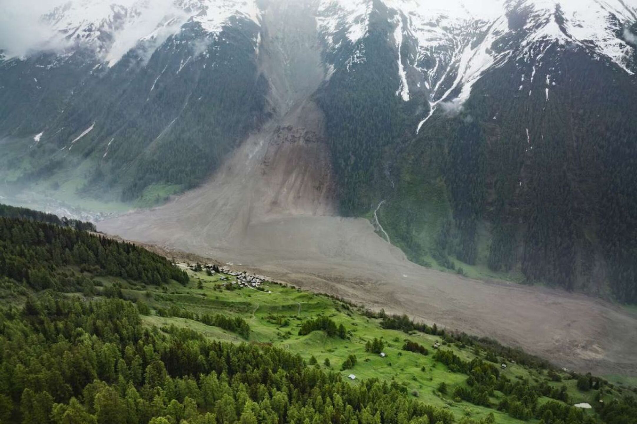 glaciar-birch-colapsa-y-causa-avalancha-en-suiza-pueblo-de-blatten-queda-bajo-escombros-video