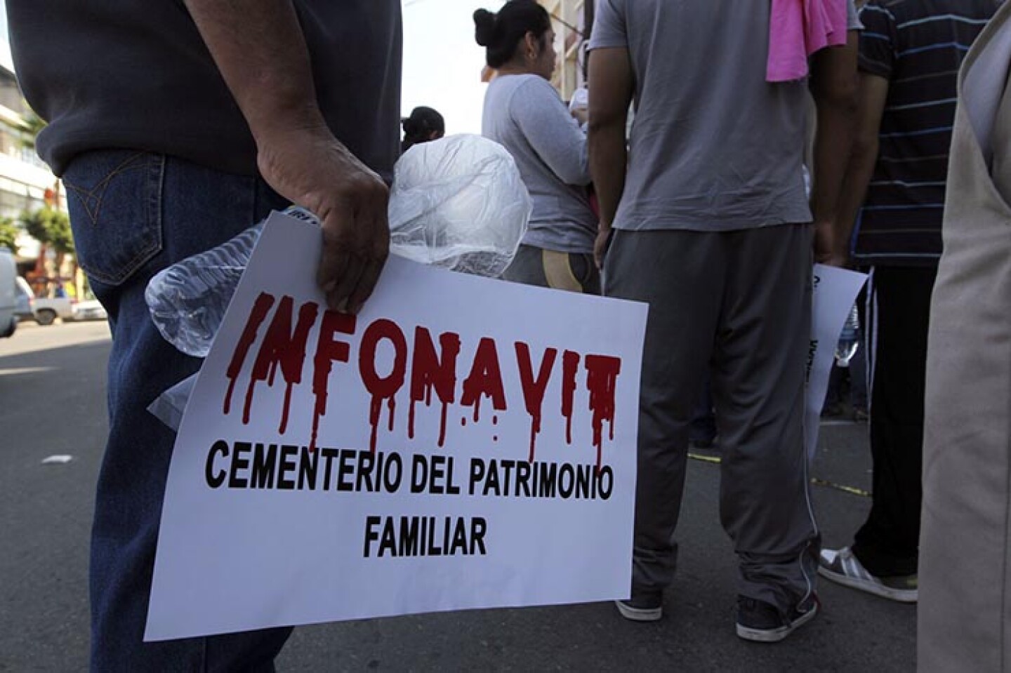 TIJUANA, BAJA CALIFORNIA, 21NOVIEMBRE2015.- Cientos de bajacalifornianos han sido desalojados de sus viviendas en distintos fraccionamientos tras enfrentarse al Infonavit, despachos de cobranzas e inmobiliarias. En los cinco municipios las oficinas de cob