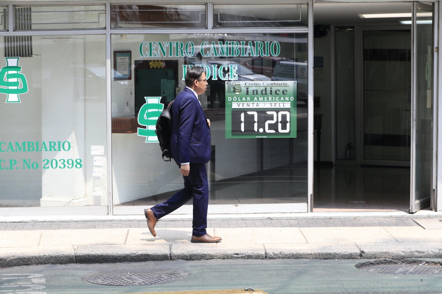 El peso mexicano cotiza a 17 unidades por dÛlar y se dirige hacia los 16,74