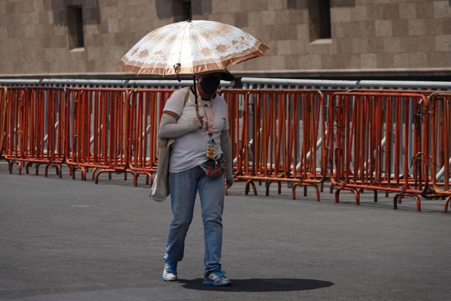 Capitalinos se cubren de los rayos del sol debido a las altas temperaturas por la tercera ola de calor en el país