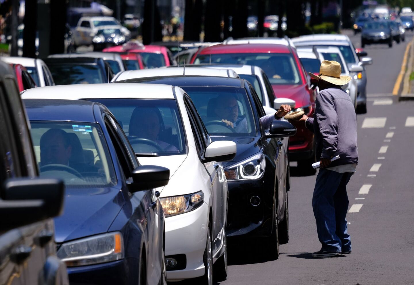 CIUDAD DE MÉXICO, 14AGOSTO2019.- Un señor de la tercera edad pide limosna a los conductores sobre avenida Cuauhtémoc. FOTO: GRACIELA LÓPEZ /CUARTOSCURO.COM