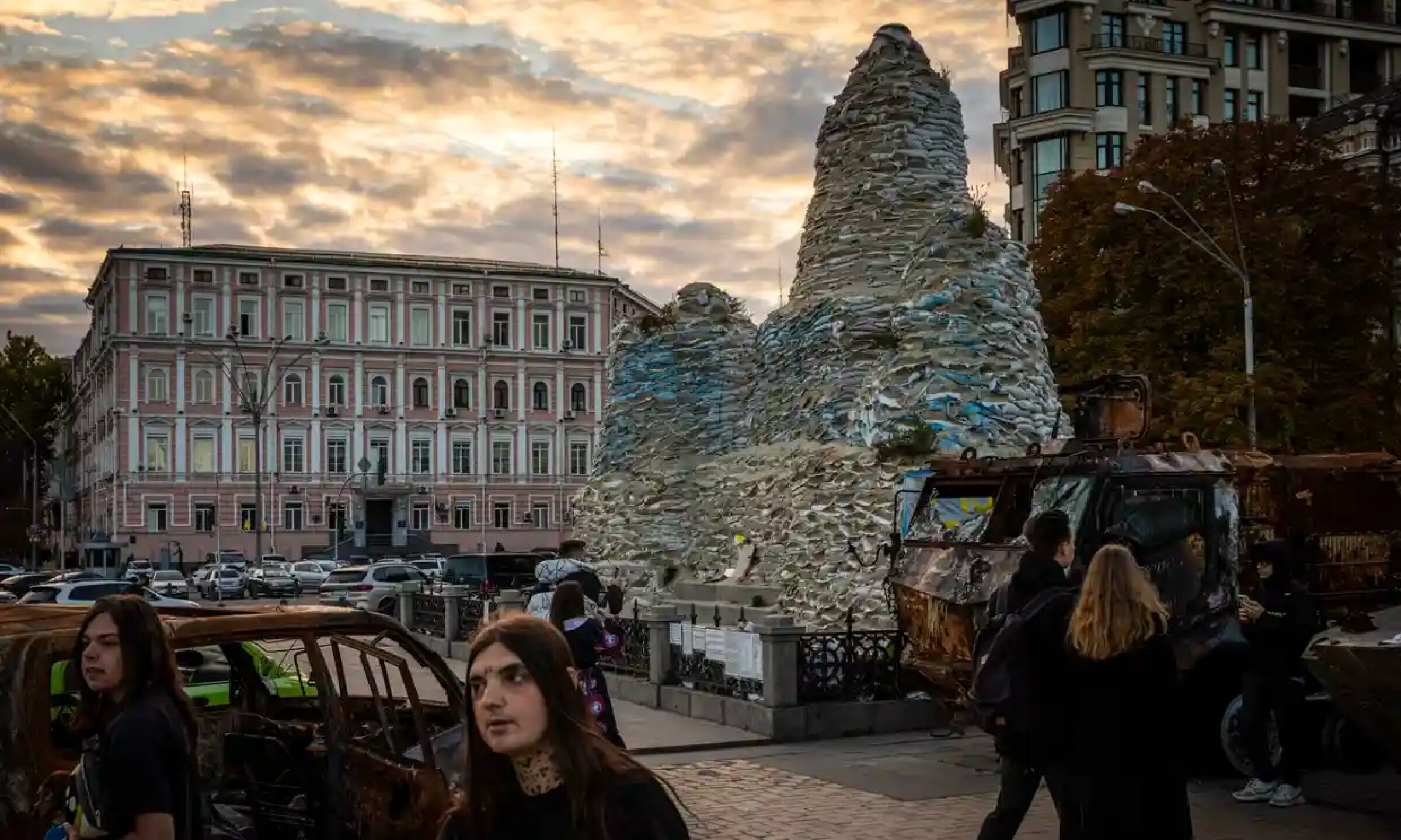 estatua-Olha-in-Mykhailivska-Square-kiev