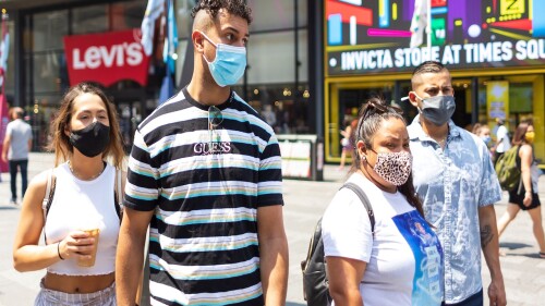 EE.UU. pide a los vacunados llevar mascarilla en interiores en casi todo el paÌs