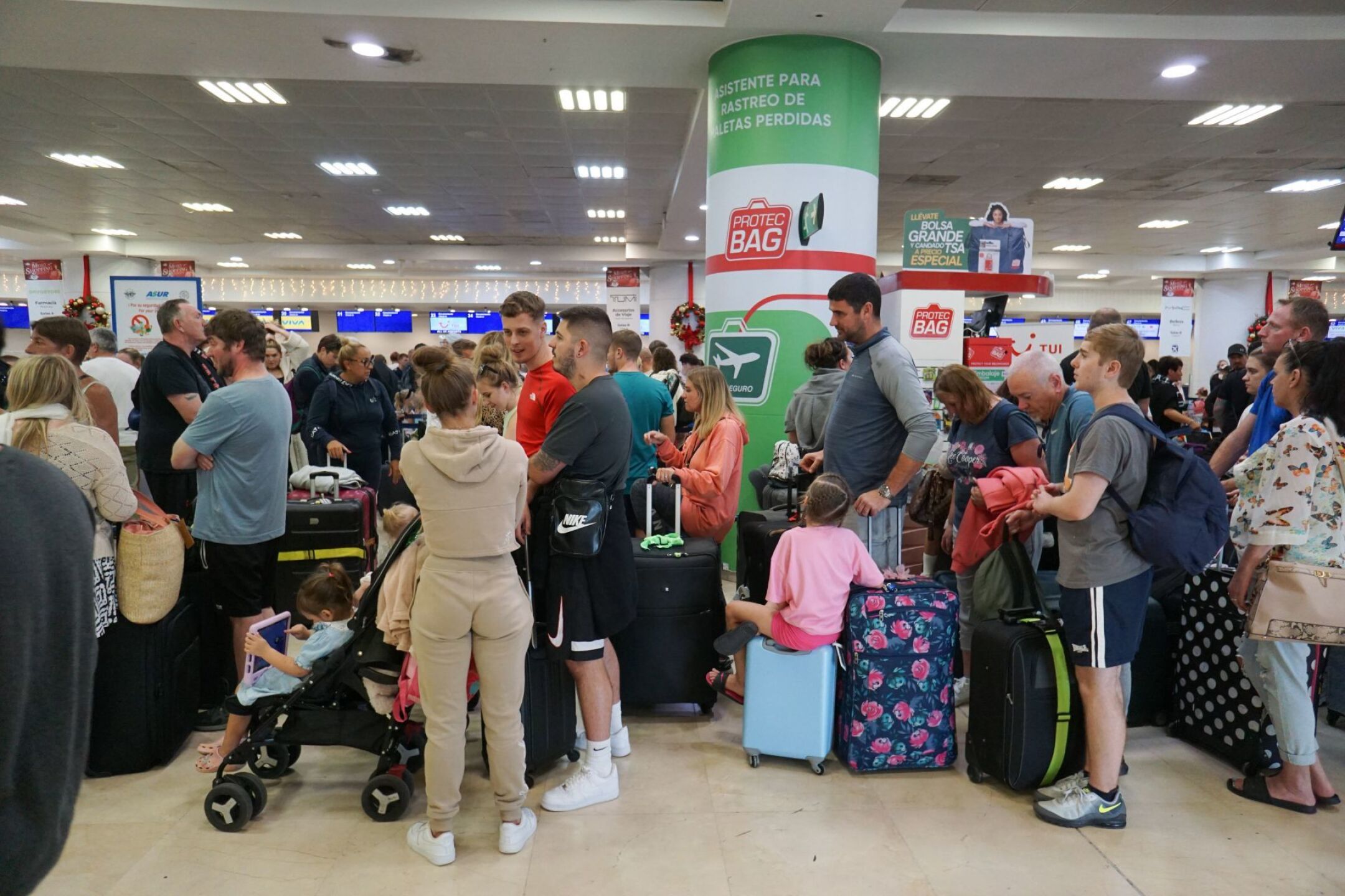 Turistas principalmente estadounidenses están varados en el Aeropuerto Internacional de Cancún debido a la demora o suspensión de vuelos por la tormenta invernal que se vive en el norte de los Estados Unidos.