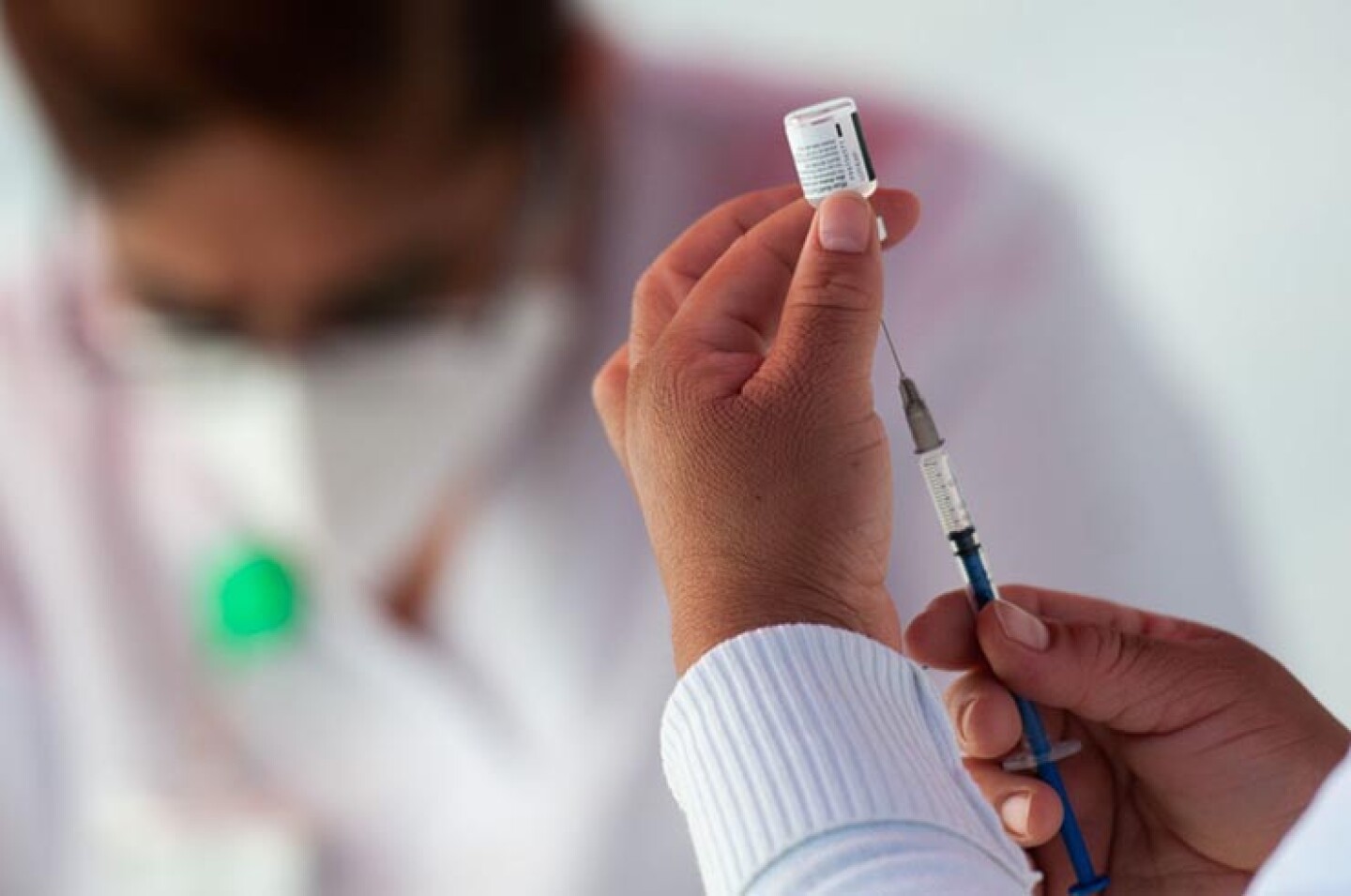 Médicas preparan la inyección para su aplicación en un doctor.