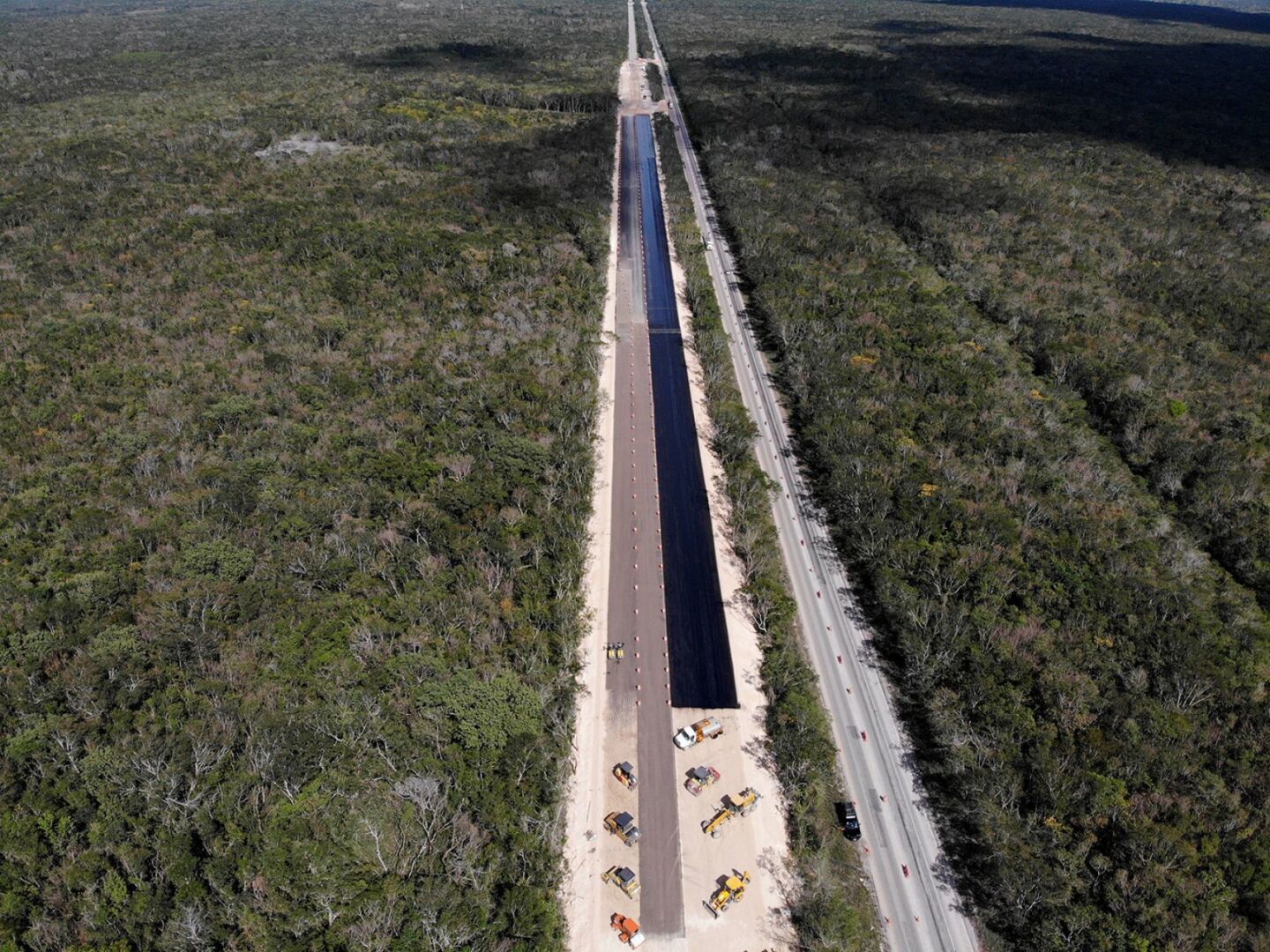 Aspectos de la construcción del tramo del tren maya en construcción a la altura de la carretera Kalkini- Cancún kilometro 140-134.