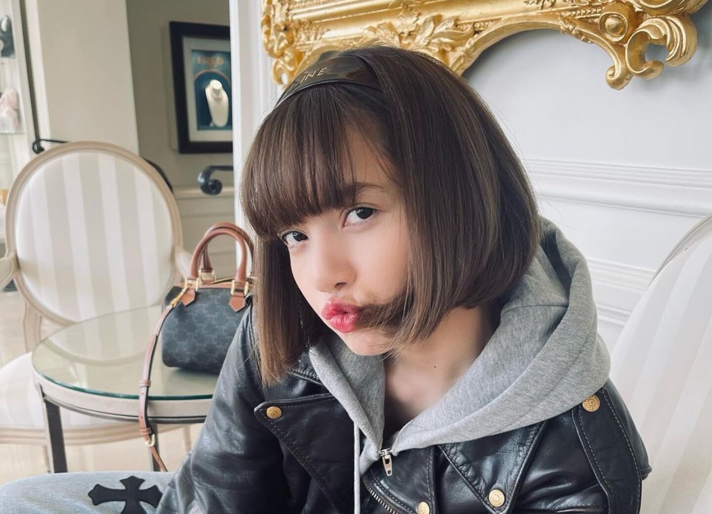 lisa-black-pink-covid-19