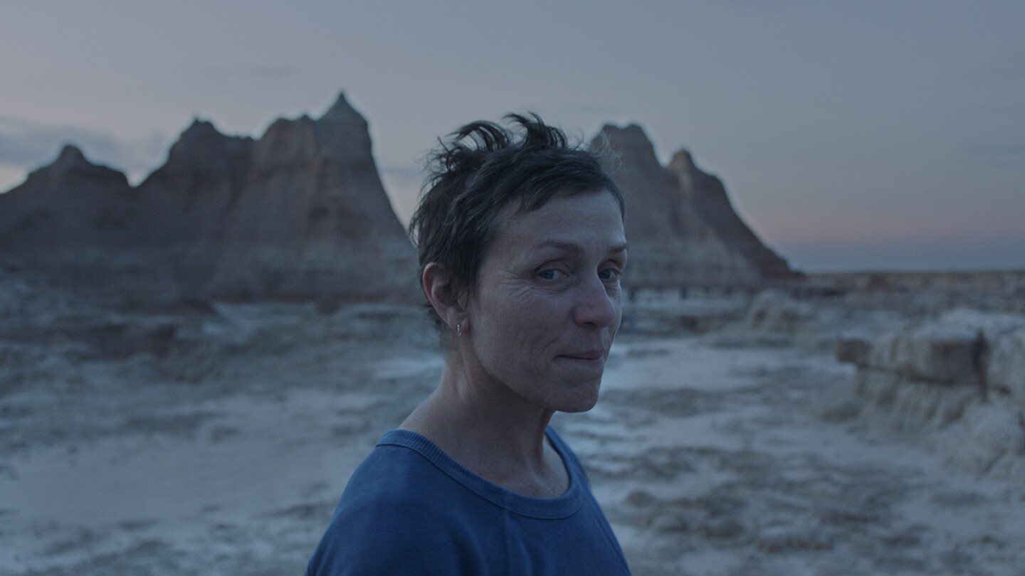 "Nomadland" arrasa en los premios Spirit y se acerca aún más al Óscar