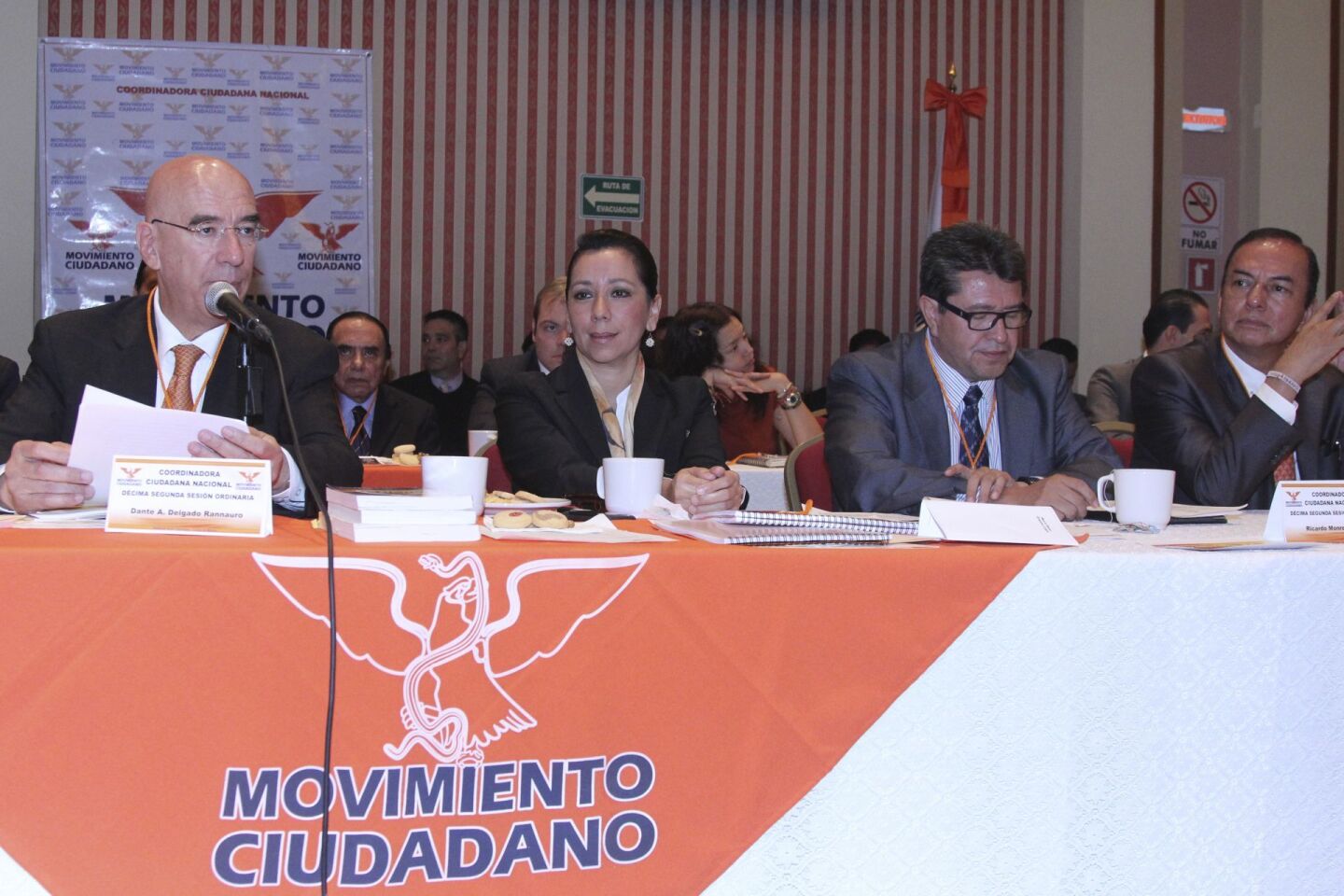 MÉXICO, D.F., 09OCTUBRE2012.- Dante Delgado, Maria Elena Orantes, Ricardo Monreal y José Manuel del Río Virgen, durante la reunión de la Coordinadora Ciudadana Nacional del Movimiento Ciudadano.FOTO: SAÚL LÓPEZ /CUARTOSCURO.COM