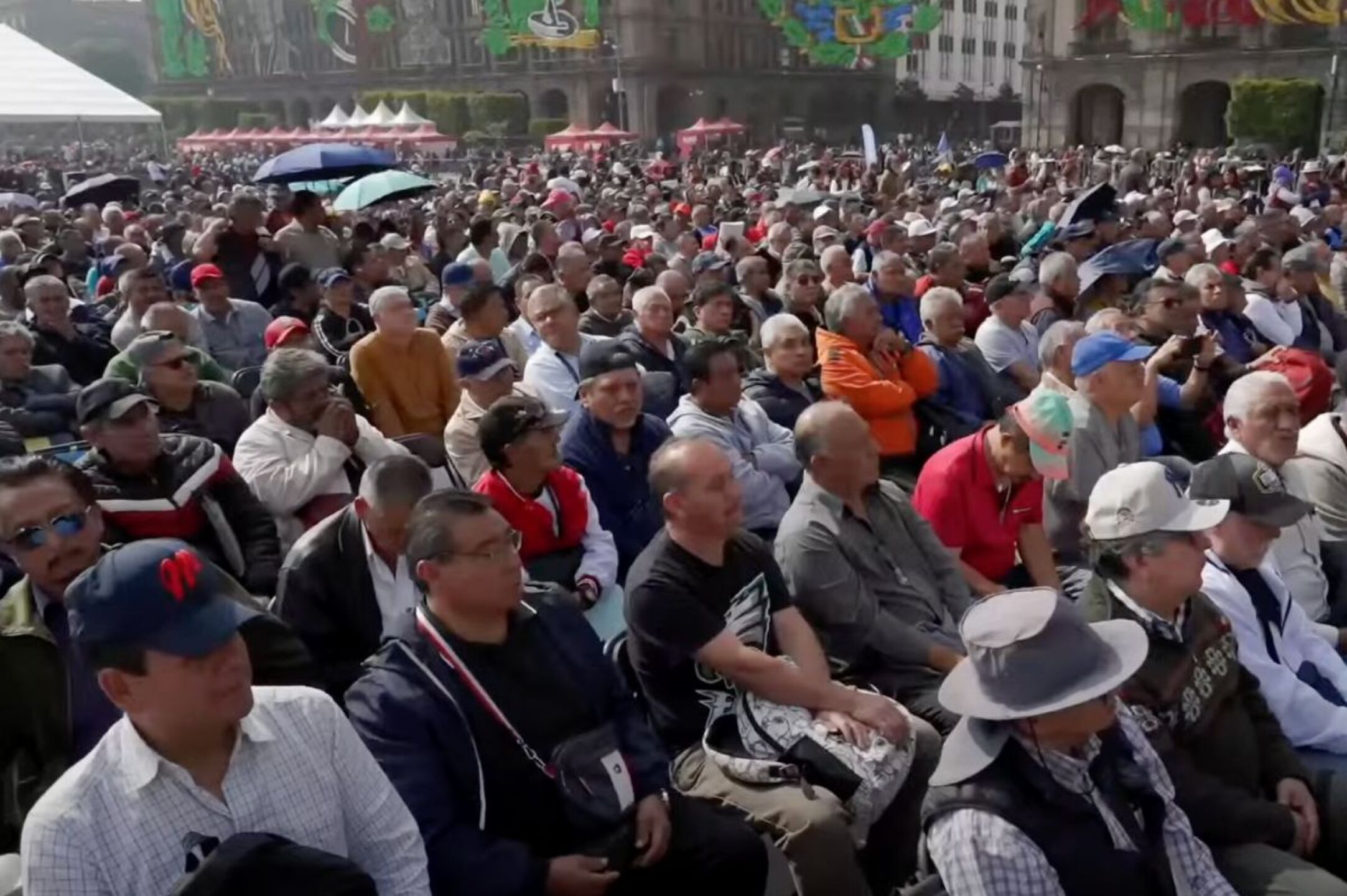 clara-brugada-entrega-10-mil-apoyos-de-la-pension-hombres-bienestar-en-el-zocalo-de-la-cdmx