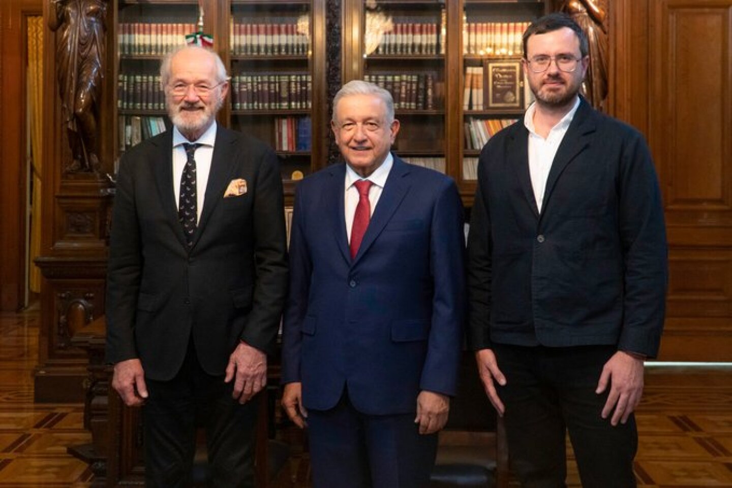 Julian Assange AMLO
