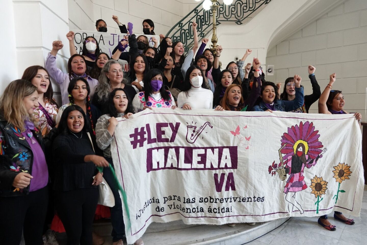 La saxofonista María Elena Ríos y Elisa Xolalpa, víctimas de ataque de ácido, acompañadas de colectivas feministas y de Marce Fuentes, diputada local del Distrito 15 en la capital, ofrecieron una conferencia de prensa para anunciar la iniciativa de la Ley Malena en el Congreso de la Ciudad de México