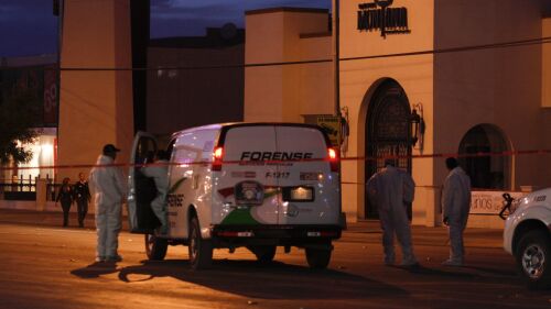 CIUDAD JUÁREZ, CHIHUAHUA, 07MAYO2013.- La tarde de este martes fueron asesinados cuatro hombres al interior de un restaurante denominado “Montana”. Los hechos ocurrieron en la avenida Manuel Gómez Morín casi esquina con la Pedro Rosales de León, donde varios sujetos armados dispararon contra cuatro clientes del establecimiento para después darse a la fuga, con rumbo al oriente de la ciudad. Tres de los hombres acribillados quedaron tirados en el piso del lugar, mientras otro más quedó sin vida arriba de una de las mesas del restaurant. Los sicarios tripulaban una camioneta de reciente modelo en color rojo, la cual ya está siendo rastreada por la autoridad ministerial y municipal. Por otra parte elementos del Servicio Médico Forense (Semefo), arribaron al lugar de los hechos para hacer el levantamiento de los cuerpos, y trasladarlos a sus instalaciones para realizar la necropsia de ley.FOTO: NACHO RUÍZ / CUARTOSCURO.COM