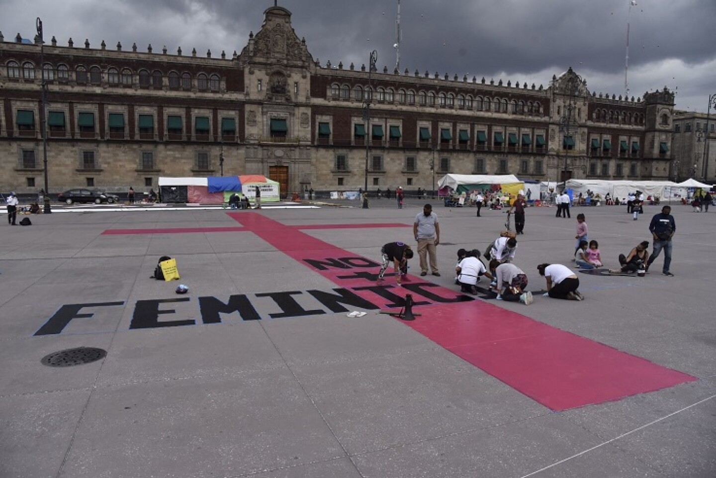 Familiares de víctimas de feminicidio realizaron una pinta en la en la plancha del zócalo capitalino como forma de protesta por la ola de violencia de género que se vive en el país.