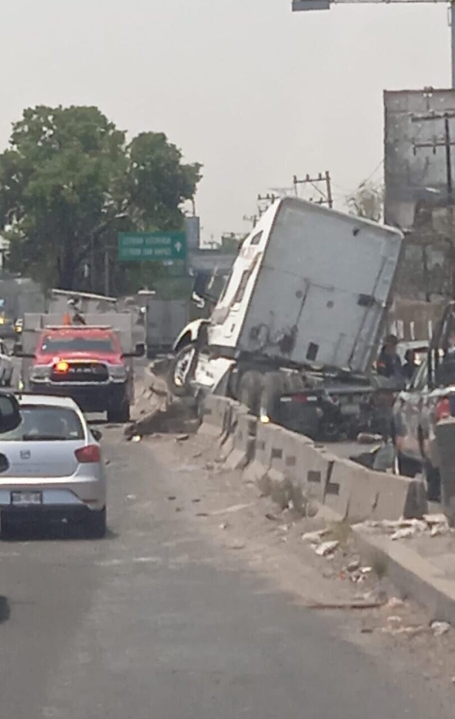 accidente-mexico-queretaro-trailer-choca-por-caseta-tepotzotlan-811x1280