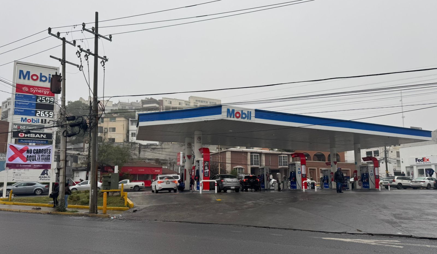 Profeco expone gasolinera en Monterrey por "volarse la barda" con los precios