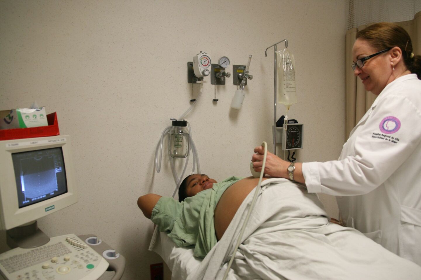 VILLAHERMOSA, TABASCO, 07ABRIL2010.- Hoy se celebra el día mundial de la Salud, y en el hospital de la Mujer los cuidados en mujeres embarazadas es muy especial; ya que siempre es latente el peligro de la mortandad en la madre y su bebe. Los factores de riesgo y de peligro son: Edad menor a 14 años o después de los 35 años, enfermedades anteriores o durante el embarazo; anemia, alcoholismo, diversas cardiopatías, diabetes, hipertensión, obesidad, trastornos mentales, embarazos múltiples, problemas en un embarazo previo, embarazo múltiples, hijos anteriores con alguna malformación, peso corporal menor a 45 kilogramos o mayor a 90 kilogramos, y entre otras más.FOTO: MARCO POLO GUZMÁN HERNÁNDEZ/CUARTOSCURO.COM