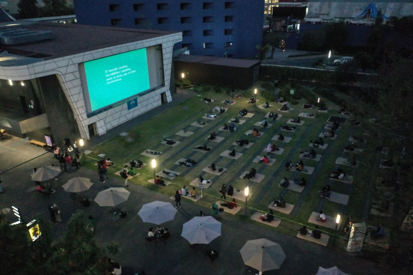 Con funciones al aire libre, reabre Cineteca Nacional