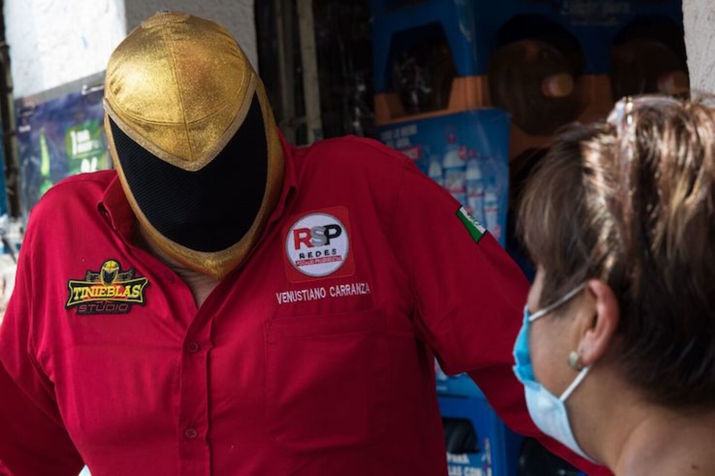 El luchador Tinieblas se encuentra haciendo campaña para ser alcalde de Venustiano Carranza por el partido Redes Sociales Progresistas.