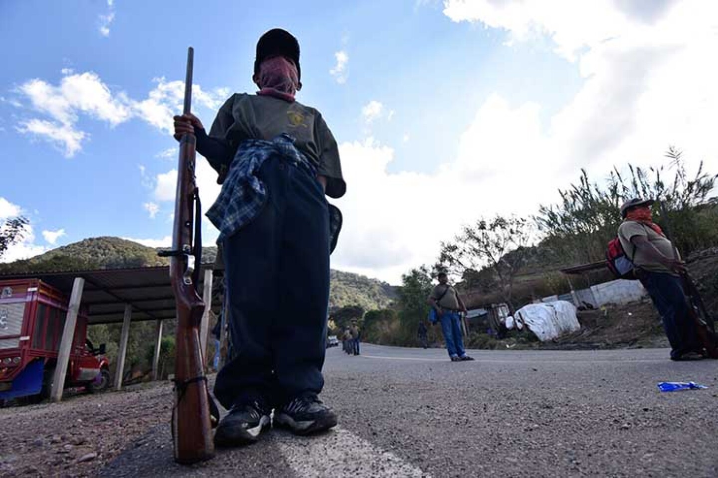 Niños son instruidos en el manejo de armas para poder formar parte de la Coordinadora Regional de Autoridades Comunitarias - Pueblos Fundadores (CRAC-PF) con el fin de brindar seguridad.