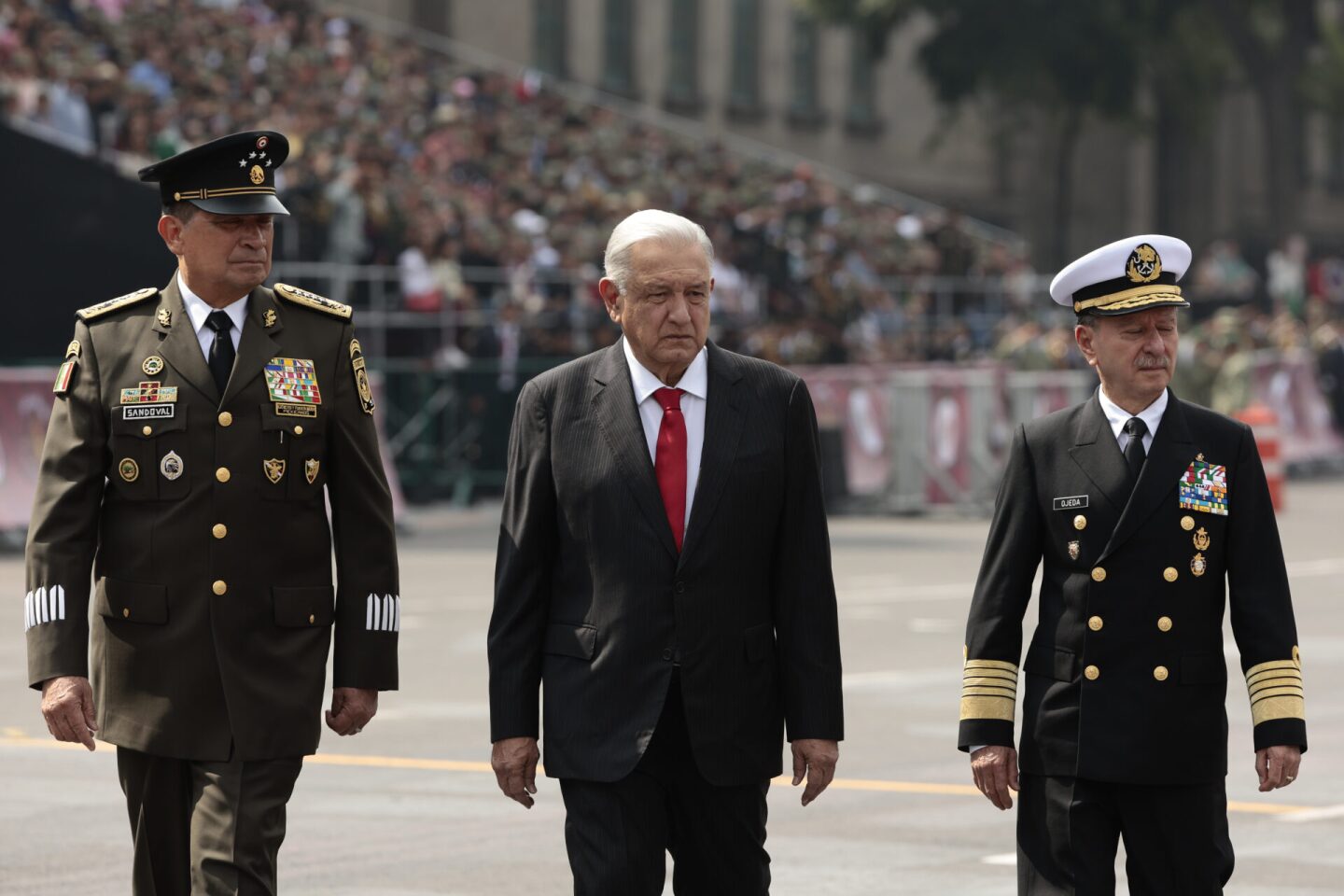 López Obrador encabeza desfile militar para conmemorar Independencia de México