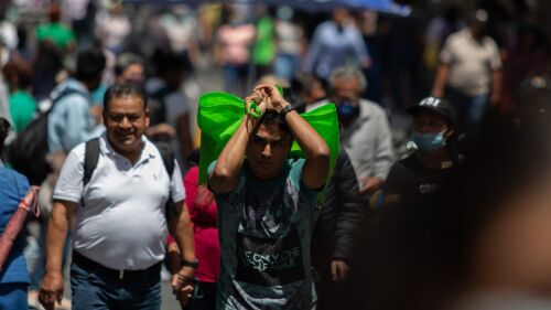 Aunque actualmente esta permitido no usar cubrebocas en espacio público ante la 5ta ola del Covid capitalinos dividieron la opinión. La secretaria de Salud indico que va en descenso los contagios pero recomiendan seguir usando cubrebocas.