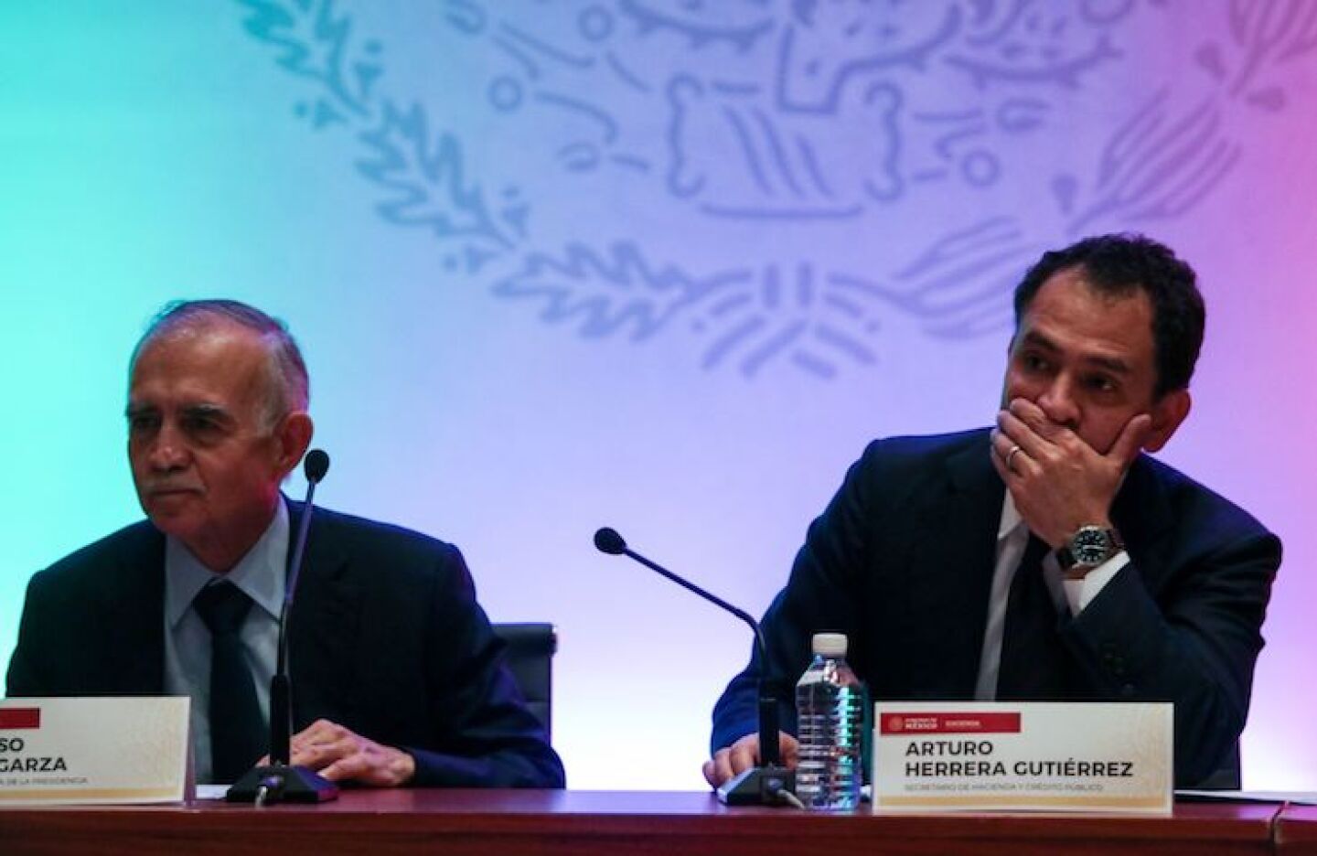 Alfonso Romo, jefe de la oficina de la Presidencia de la República, y Arturo Herrera, secretario de Hacienda y Crédito Público, durante la conferenica de prensa para anunciar los cambios de la CNBV y Bancomext