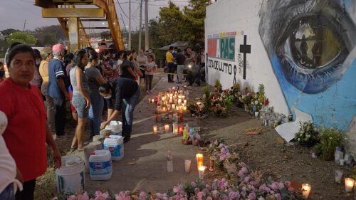 Rezan en el Día de la Virgen por migrantes fallecidos en accidente en México