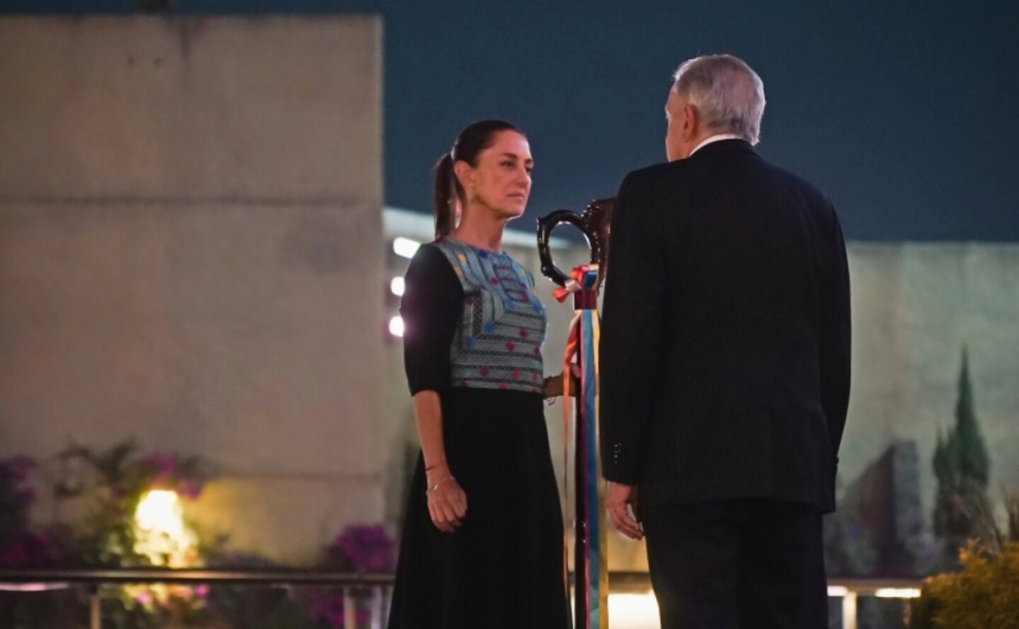 AMLO-Sheinbaum-baston-de-mando