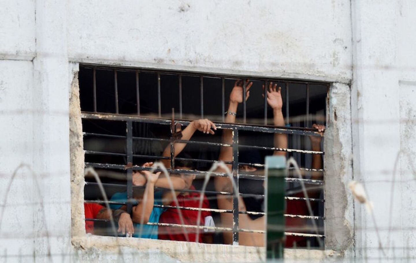 CANCUN, QUINTANA ROO, 28ABRIL2015.- En el penal de la ciudad prevalece el rumor de un nuevo enfrentamiento entre reos, luego de que el pasado domingo se registrará una riña entre presos por un partido de fútbol, esto en venganza por las fuertes lesiones que mantienen entre la vida y la muerte de uno de los participantes en la reyerta. Autoridades carcelarias optaron por retirar a los visitantes del penal.FOTO: ELIZABETH RUIZ /CUARTOSCURO.COM