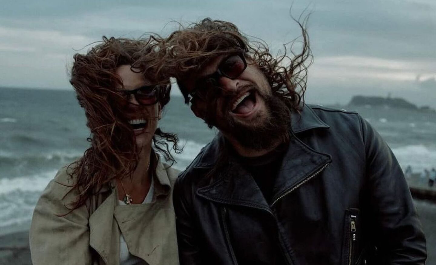 adria-arjona-y-jason-momoa-historia-de-amor