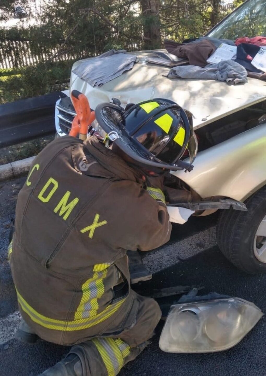 accidente-en-santa-fe-camion-choca-contra-10-autos-en-puerta-906x1280