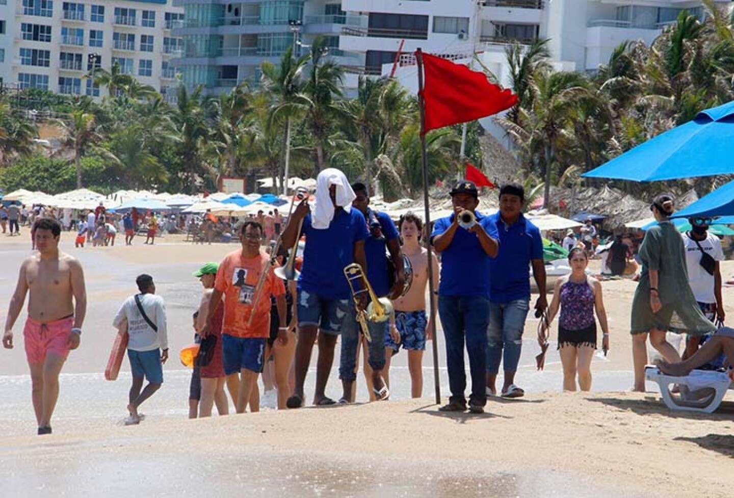 Bañistas en las playas de las bahía de Acapulco, la secretaria de turismo del estado informó que el puerto se encuentra el día de hoy a un 37.6% de ocupación hotelera.