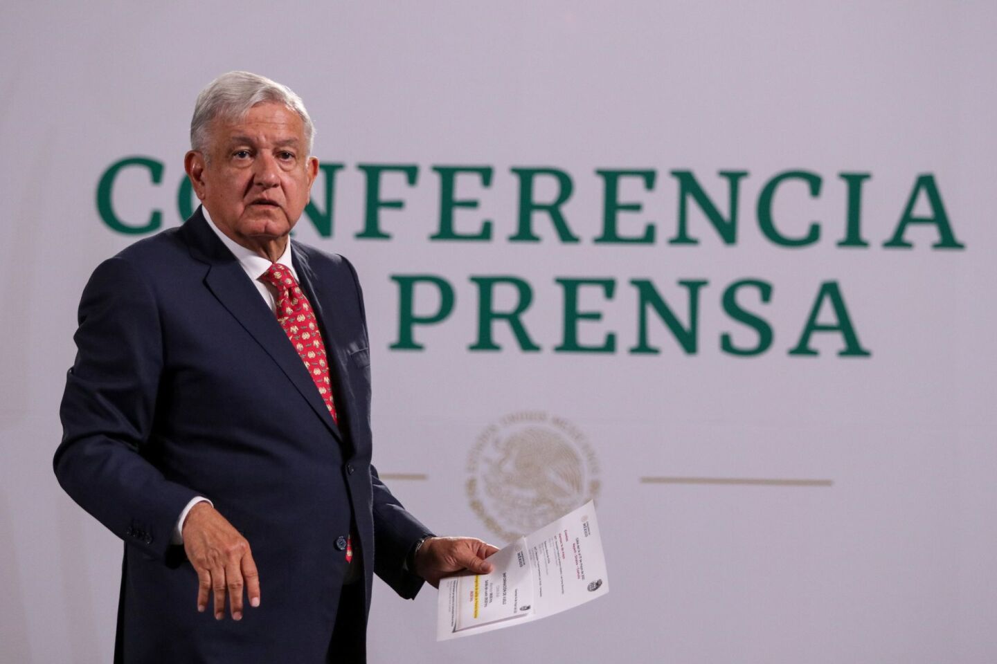 Andrés Manuel López Obrador durante la conferencia matutina en Palacio Nacional mostró los indices de aprobación y desaprobación de mandatarios.