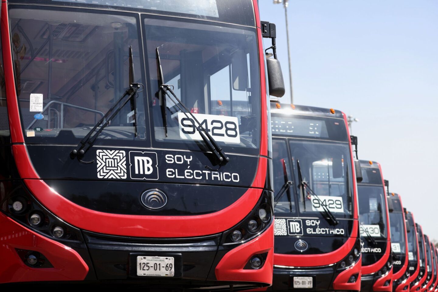 Claudia Sheinbaum, Jefa de Gobierno, encabezó el banderazo a las 50 unidades del Metrobús ciento por ciento eléctricas que recorrerán la Línea 3 de este transporte que corre de Tenayuca a Santa Cruz Atoyac.