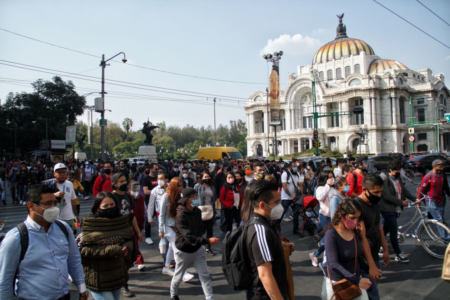 Cientos de personas visitan el Centro Histórico de la Ciudad mientras que continuamos en semaforo Naranja