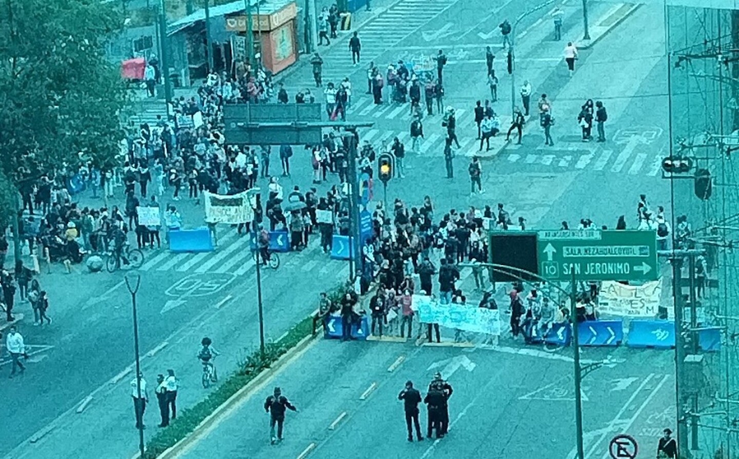bloqueo-en-insurgentes-sur-alumnos-de-la-unam-exigen-becas