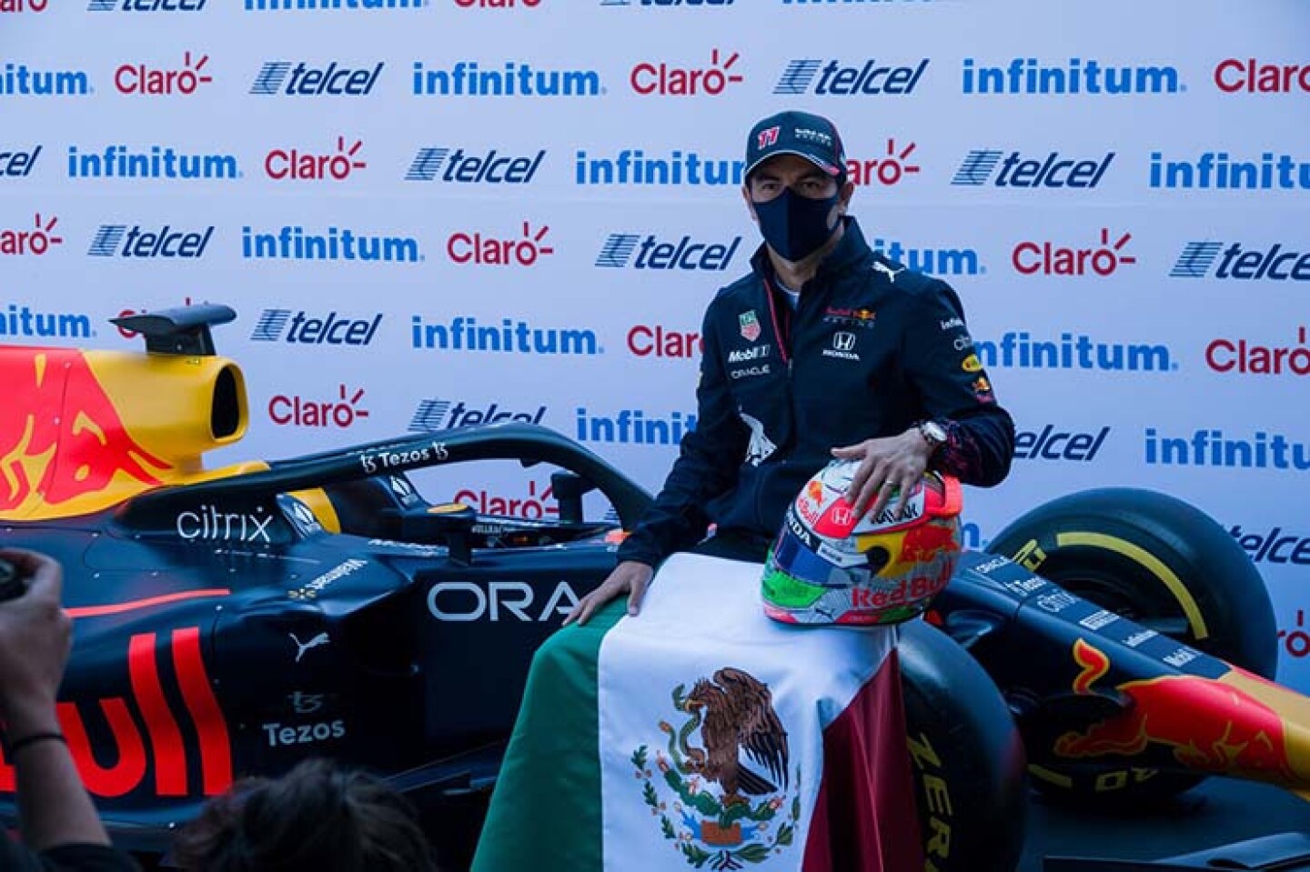 Sergio "Checo" Pérez posó con su vehículo de carreras tras la conferencia de prensa en el teatro Telcel.