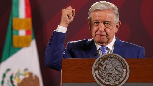 Andrés Manuel López Obrador mostró los contratos que obtuvo Xóchitl Gálvez con sus dos empresas, señaló que muchos de ellos durante su gestión como alcaldesa de Miguel Hidalgo.