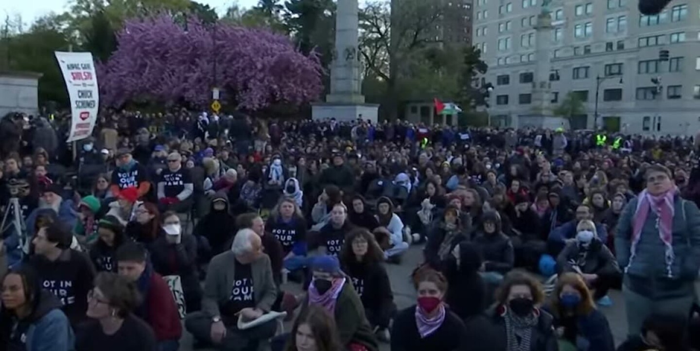 Dejen vivir a Gaza Manifestantes judíos detenidos en el seder de protesta de Nueva York.