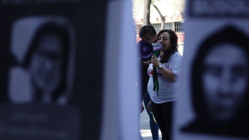 Cecilia Yañez López, madre de Karla Marisol Valencia Yáñez, partera y médica- cirujana en la Policía de Investigación de la Fiscalía General de Justicia de la CDMX, quien fue víctima de feminicidio en 2016, exigió esclarecer la identidad del atacante y mantener una audiencia con la Fiscal Ernestina Godoy en la Fiscalía de Feminicidios. Durante el acto la acompañaron madres de víctimas de feminicidios