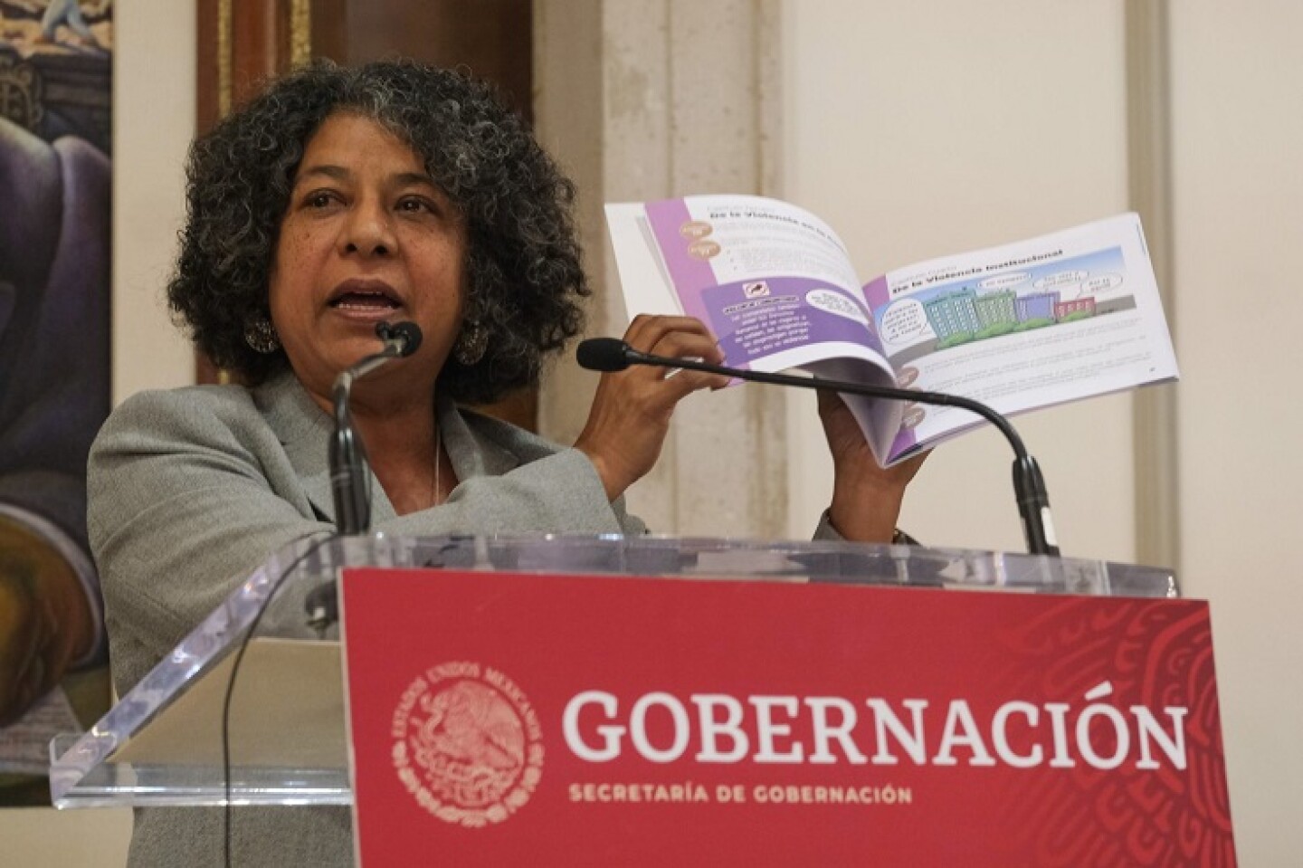 Candelaria Ochoa, titular de la Comisión Nacional para Prevenir y Erradicar la Violencia Contra las Mujeres (CONAVIM), durante el Primer Informe Labores de Alejandro Encinas, subsecretario de Derechos Humanos, Población y Migración.